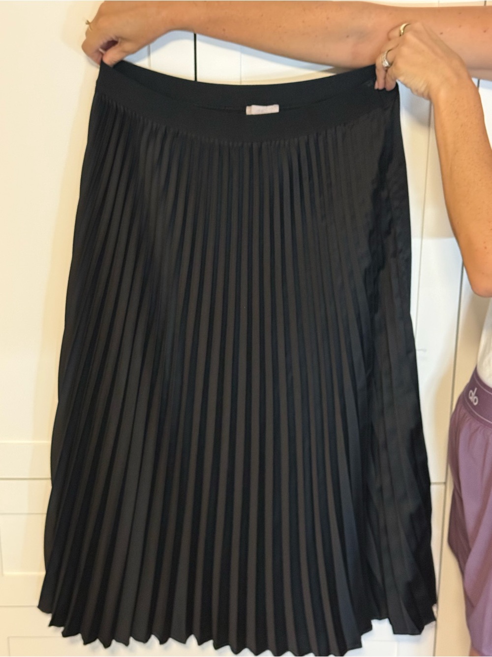 Classic Black Pleated Midi Skirt - Women's